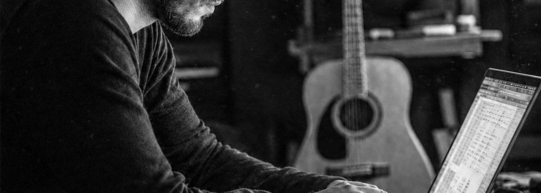 En studio, entre la guitare et l'écran