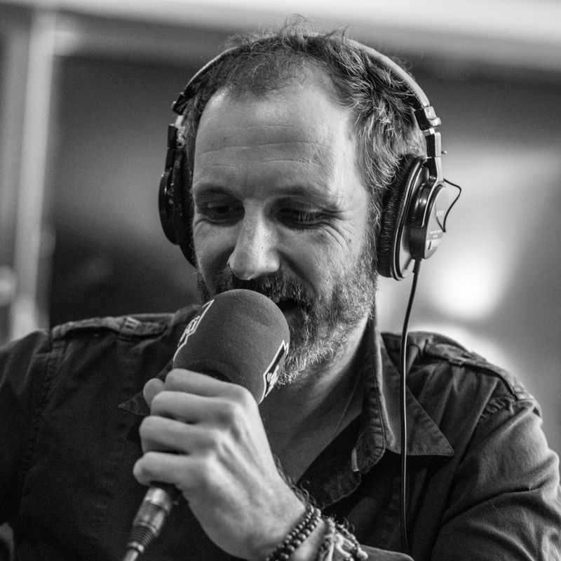 Un artiste au micro d'une radio